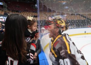Noureen DeWulf Instagram - Kaia’s first time seeing Daddy play hockey! 🤩