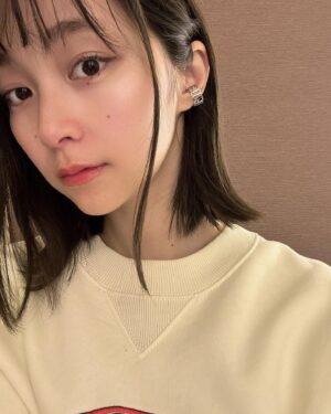 Nozomi Hanayagi Instagram - ・
りおちゃんのイヤーカフ
かわいい💛💙
最近毎日つけてる。お守り🦊
リングにもなるよう〜！

#sajajali