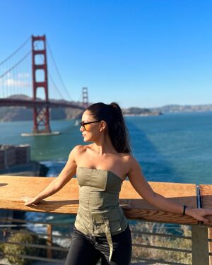 Nur Berfin Çiroğlu Instagram - Bengü -  AltınÇağ albüm kapak fotoğrafları 🌁 

Benim Amerika ve California sevdamı🫶 🇺🇸bilen bilir 🙈  Bu dünyada🌎 dünya gözüyle👁️ görmek/ yaşamak istediğim tek yerdi. 
Öğrencilik yıllarımı geçirmeyi çok isterdim; kısmet "altın yıllarıma"ymış.  Bu fotoğrafta asla yapılamaz denilen bi köprü ve her gün hayalleri için çalışan bi kızın gerçekleşmiş bir hayali var. Dilerim ilham olur✨ #goldengatebridge #goldenage