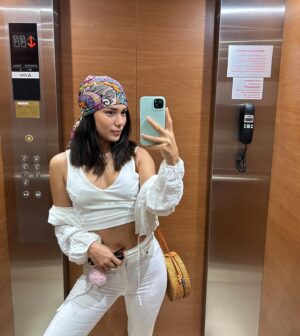 Nur Berfin Çiroğlu Instagram - Asansörde kalmasın 🛗 🤳 

Some should be posted elevator selfies 🛗 🤳