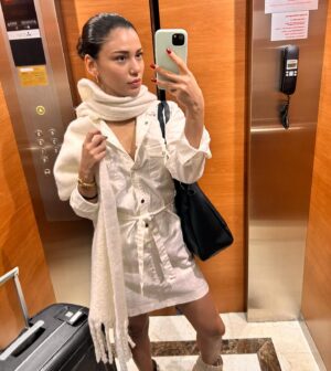 Nur Berfin Çiroğlu Instagram - Asansörde kalmasın 🛗 🤳 

Some should be posted elevator selfies 🛗 🤳