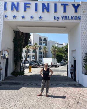 Nur Sürer Instagram - Film ekibimizi uzun bi süre şahane ağırladığınız için size ve bütün güleryüzlü çalışanlarınıza teşekkür ederim👏💜 @Tripadvisor