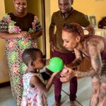 Nura Habib Omer Instagram - Tansania. Nura. Niko Backspin. Festo. @nura und @nikobackspin lernen direkt zu Beginn unserer gemeinsamen Reise Festo kennen: Er selbst wuchs im SOS-Kinderdorf Dar Es Salaam auf. Festo nimmt die beiden mit in das SOS-Kinderdorf, mit zu seiner Familie und zeigt uns sein besonderes Leben. Gemeinsamkeiten und neue Erkenntnisse lassen die Reisegruppe schnell zusammenwachsen. Familie, Überraschungen, Zusammenhalt und neue Freundschaften lassen den ersten Tag in Tansania gut beschreiben. Und es geht mit vielen emotionalen und beeindruckenden Momenten weiter. In den nächsten Tage teilen wir noch weitere Vlogs der Reise mit Euch. Stay tuned. #nura #nikobackspin #soskinderdoerfer #tansania 🎥: Martin Fischer / 📸: Sabine Conquest