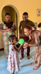 Nura Habib Omer Instagram - Tansania. Nura. Niko Backspin. Festo. @nura und @nikobackspin lernen direkt zu Beginn unserer gemeinsamen Reise Festo kennen: Er selbst wuchs im SOS-Kinderdorf Dar Es Salaam auf. Festo nimmt die beiden mit in das SOS-Kinderdorf, mit zu seiner Familie und zeigt uns sein besonderes Leben. Gemeinsamkeiten und neue Erkenntnisse lassen die Reisegruppe schnell zusammenwachsen. Familie, Überraschungen, Zusammenhalt und neue Freundschaften lassen den ersten Tag in Tansania gut beschreiben. Und es geht mit vielen emotionalen und beeindruckenden Momenten weiter. In den nächsten Tage teilen wir noch weitere Vlogs der Reise mit Euch. Stay tuned. #nura #nikobackspin #soskinderdoerfer #tansania 🎥: Martin Fischer / 📸: Sabine Conquest