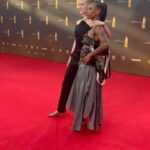 Nura Habib Omer Instagram - @deutscherfernsehpreis Jeder weiß jetzt dass eure deutschen Herzen höher schlagen wenn es um europäische weiße christliche Flüchtlinge geht. Dass an den Grenzen & im Mittelmeer jeden Tag viele Menschen sterben, wurde natürlich nicht erwähnt weil es NUR Bpocs & Pocs sind. Ich hoffe ihr habt euch gestern so doll auf eure male whiteness gefeiert & so viel getrunken dass ihr suffschiss habt! Danke für nix 👗 @melisaminca 💄 @larissahewan 💇🏾‍♀️ @soshawn_