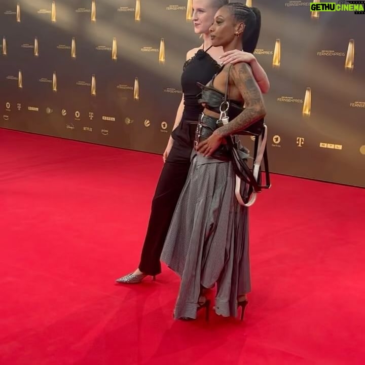 Nura Habib Omer Instagram - @deutscherfernsehpreis Jeder weiß jetzt dass eure deutschen Herzen höher schlagen wenn es um europäische weiße christliche Flüchtlinge geht. Dass an den Grenzen & im Mittelmeer jeden Tag viele Menschen sterben, wurde natürlich nicht erwähnt weil es NUR Bpocs & Pocs sind. Ich hoffe ihr habt euch gestern so doll auf eure male whiteness gefeiert & so viel getrunken dass ihr suffschiss habt! Danke für nix 👗 @melisaminca 💄 @larissahewan 💇🏾♀️ @soshawn_