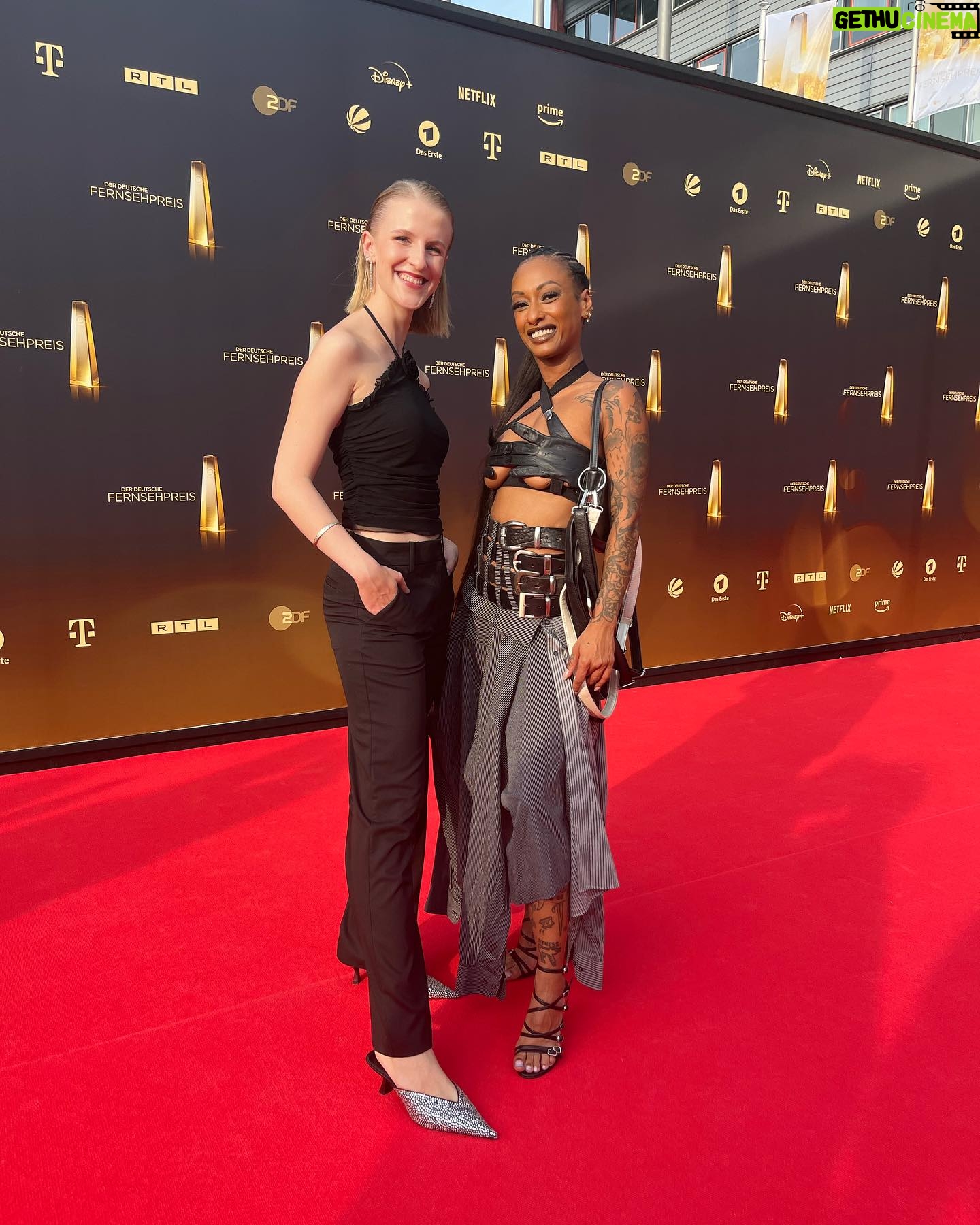 Nura Habib Omer Instagram - @deutscherfernsehpreis Jeder weiß jetzt dass eure deutschen Herzen höher schlagen wenn es um europäische weiße christliche Flüchtlinge geht. Dass an den Grenzen & im Mittelmeer jeden Tag viele Menschen sterben, wurde natürlich nicht erwähnt weil es NUR Bpocs & Pocs sind. Ich hoffe ihr habt euch gestern so doll auf eure male whiteness gefeiert & so viel getrunken dass ihr suffschiss habt! Danke für nix 👗 @melisaminca 💄 @larissahewan 💇🏾♀️ @soshawn_