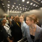 Nura Habib Omer Instagram – Ehrlich gesagt nervt mich Instagram extrem & ich poste nur stuff für den Algorithmus, um nicht geshadowbanned zu werden. Wie im Zoo, Leute glotzen nur & sind zu cool um zu Supporten dabei verlangt man nicht viel von den Menschen. Ich finds verrückt weil wenn ich schon da bin, dann lass ich doch gleich mal bisschen liebe da. Alle sagen sie gönnen aber brechen sich ein Zacken aus der Krone wenn sie mal wirklich was liken kommentieren oder teilen sollen aber sind die ersten bei Beyoncé und Co 😅 Außerdem warum muss mal sowas überhaupt erwähnen? Sollte man nicht sowas einfach automatisch tun als supportive person? Damals hab ich es geliebt in den Kommentaren mit den Leuten ganze Konversation zu haben & heute lesen sich mittlerweile die wenigsten Captions durch.