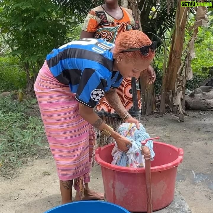 Nura Habib Omer Instagram - Danke erstmal an jeden der Gespendet hat und oder geholfen hat diese Spendenaktion zu promoten ❤️ Wir haben schon so viel Geld zusammen & ich bin euch unglaublich dankbar dass ihr am Start seid für so eine gute Sache! Hier ein paar Eindrücke aus meiner Reise mit @soskinderdoerfer & @nikobackspin. Ich hab unter anderem Festo Violett Sharifa & Joyce kennen lernen dürfen. Ich freu mich drauf, wenn wir euch endlich zeigen können, was wir alles zusammen gemacht haben 😅 Knutscha Leute, ihr macht mich so happy mit der Spendenaktion 🥺🥺🥺💘💘💘