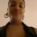 Nura Habib Omer Instagram – Ehrlich gesagt nervt mich Instagram extrem & ich poste nur stuff für den Algorithmus, um nicht geshadowbanned zu werden. Wie im Zoo, Leute glotzen nur & sind zu cool um zu Supporten dabei verlangt man nicht viel von den Menschen. Ich finds verrückt weil wenn ich schon da bin, dann lass ich doch gleich mal bisschen liebe da. Alle sagen sie gönnen aber brechen sich ein Zacken aus der Krone wenn sie mal wirklich was liken kommentieren oder teilen sollen aber sind die ersten bei Beyoncé und Co 😅 Außerdem warum muss mal sowas überhaupt erwähnen? Sollte man nicht sowas einfach automatisch tun als supportive person? Damals hab ich es geliebt in den Kommentaren mit den Leuten ganze Konversation zu haben & heute lesen sich mittlerweile die wenigsten Captions durch.