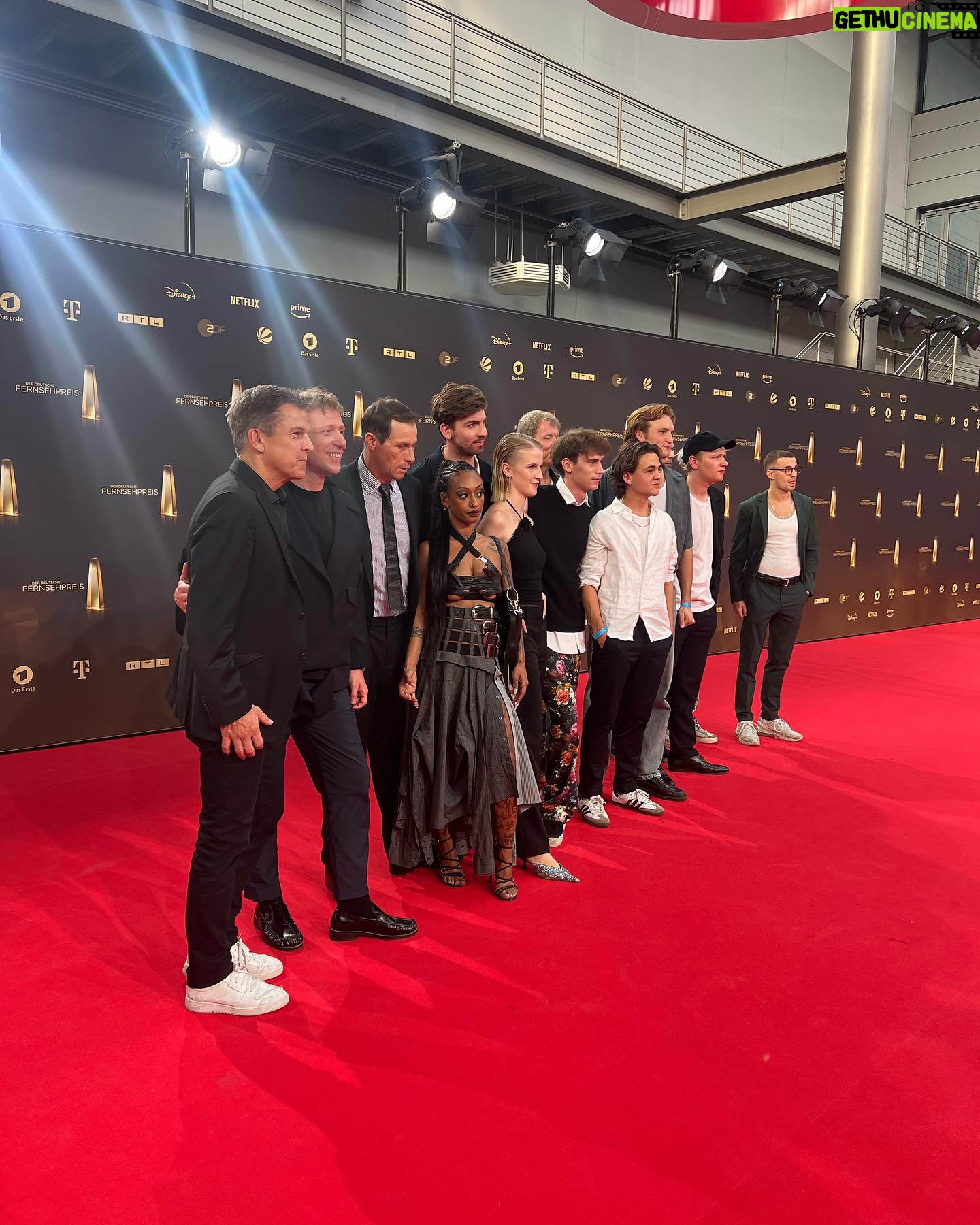 Nura Habib Omer Instagram - @deutscherfernsehpreis Jeder weiß jetzt dass eure deutschen Herzen höher schlagen wenn es um europäische weiße christliche Flüchtlinge geht. Dass an den Grenzen & im Mittelmeer jeden Tag viele Menschen sterben, wurde natürlich nicht erwähnt weil es NUR Bpocs & Pocs sind. Ich hoffe ihr habt euch gestern so doll auf eure male whiteness gefeiert & so viel getrunken dass ihr suffschiss habt! Danke für nix 👗 @melisaminca 💄 @larissahewan 💇🏾♀️ @soshawn_