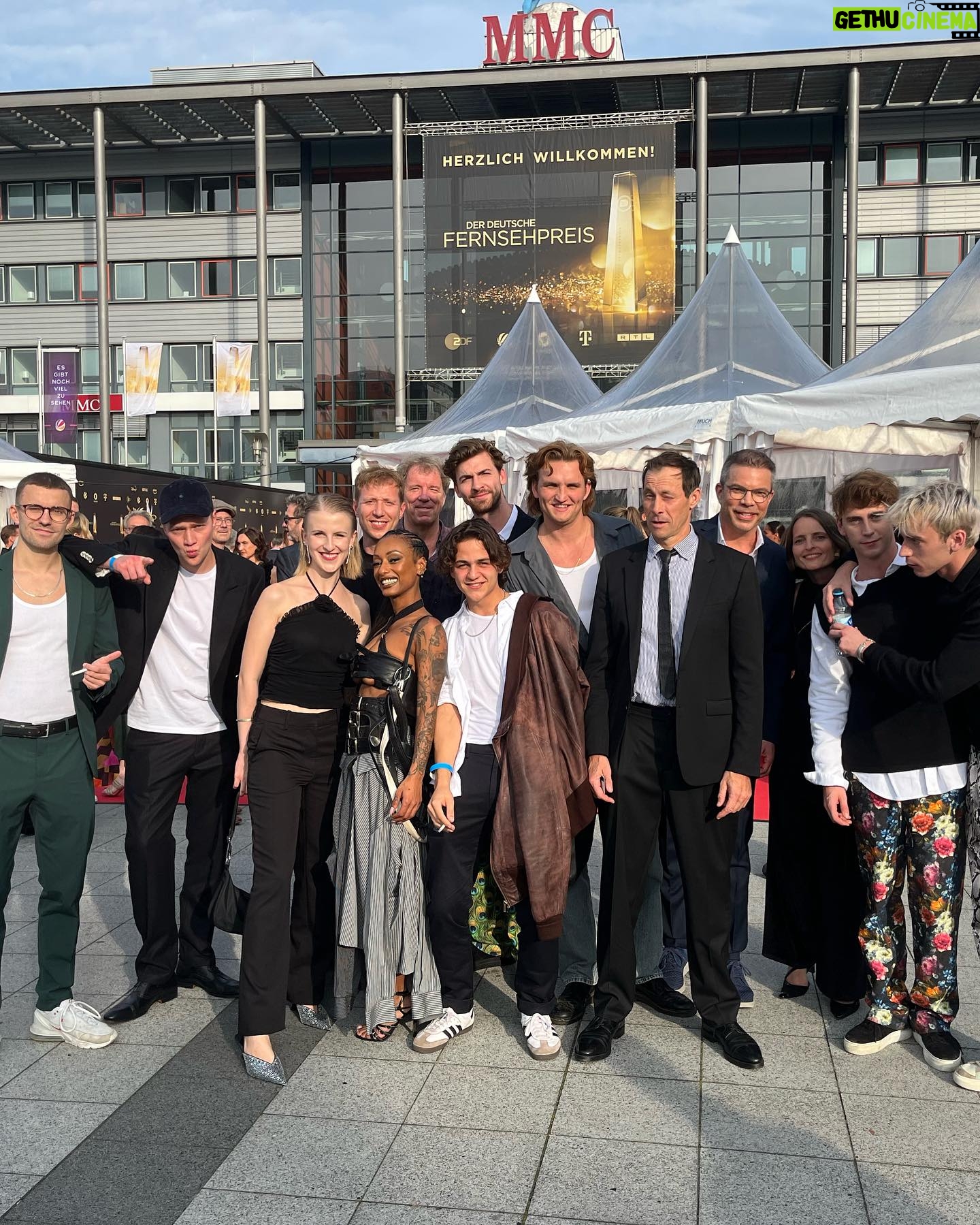 Nura Habib Omer Instagram - @deutscherfernsehpreis Jeder weiß jetzt dass eure deutschen Herzen höher schlagen wenn es um europäische weiße christliche Flüchtlinge geht. Dass an den Grenzen & im Mittelmeer jeden Tag viele Menschen sterben, wurde natürlich nicht erwähnt weil es NUR Bpocs & Pocs sind. Ich hoffe ihr habt euch gestern so doll auf eure male whiteness gefeiert & so viel getrunken dass ihr suffschiss habt! Danke für nix 👗 @melisaminca 💄 @larissahewan 💇🏾♀️ @soshawn_