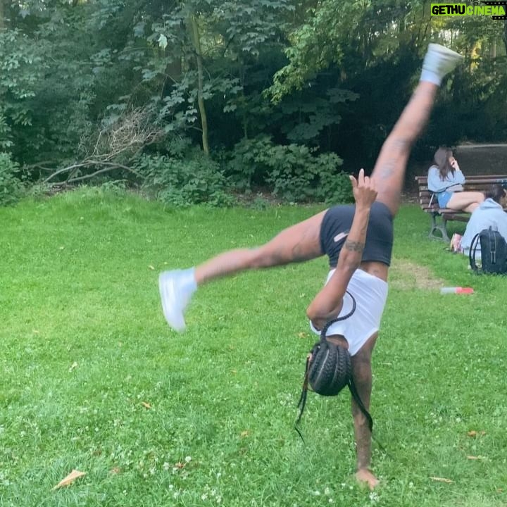 Nura Habib Omer Instagram - Hallo habt ihr schon „FAT A$$“ gehört ? Ja? Nein? Vielleicht? Kreuze an ❌