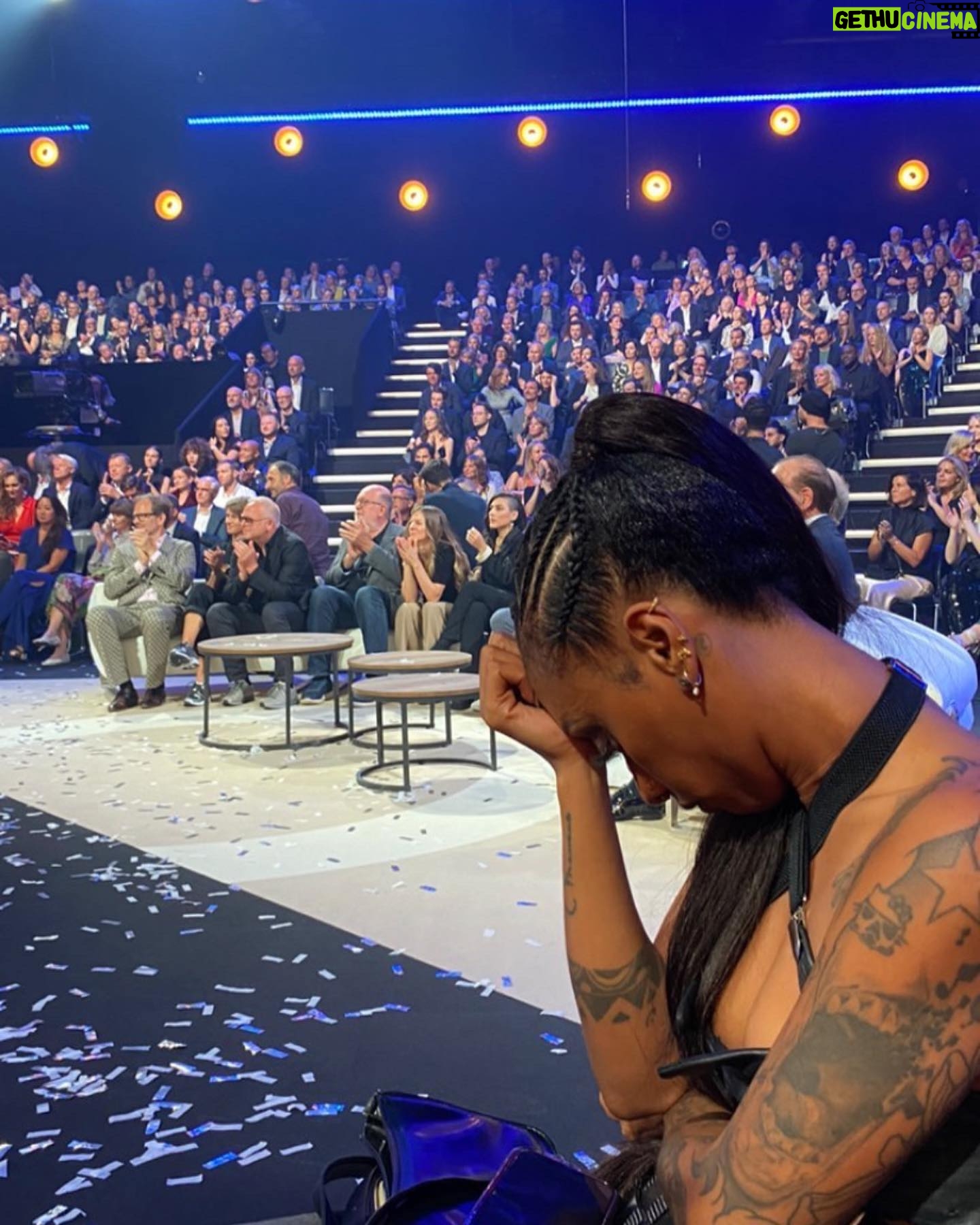 Nura Habib Omer Instagram - @deutscherfernsehpreis Jeder weiß jetzt dass eure deutschen Herzen höher schlagen wenn es um europäische weiße christliche Flüchtlinge geht. Dass an den Grenzen & im Mittelmeer jeden Tag viele Menschen sterben, wurde natürlich nicht erwähnt weil es NUR Bpocs & Pocs sind. Ich hoffe ihr habt euch gestern so doll auf eure male whiteness gefeiert & so viel getrunken dass ihr suffschiss habt! Danke für nix 👗 @melisaminca 💄 @larissahewan 💇🏾♀️ @soshawn_