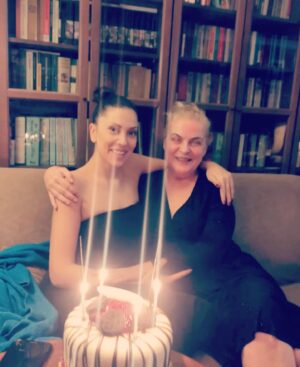 Nurseli İdiz Instagram - Canım kızım Elif’im dünyada ki tek varlığım, iyi ki senin gibi bir evlada sahibim Allah seni hiç bir zaman yanı başımdan eksik etmesin. İyi ki doğdun iyi ki varsın güzel kızım. Doğum günün kutlu olsun. 💕🌸🙏🏼 @elifidiz @cem_idiz