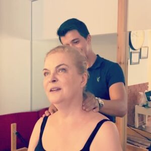 Nurseli İdiz Instagram - Merhabalar, yine güzel bir günde İzmir’in önemli fizyoterapistlerinden biri olan arkadaşım Gökhan’ın @fizyotor isimli fizyoterapi merkezindeyim, inanılmaz şekilde enerjisi ve bilinçli yaptığı terapi sonucu mükemmel rahatladım ve şifa buldum Gökhan’cım sihirli ellerin dert görmesin. Tüm İzmir’de yaşayanlara tavsiye ediyorum. 🌺🙏🏼❤️ @nurseliidiz @elifidiz @fizyotor @neslihan_ant #fizyoterapist #fizyoterapi #sağlık #masaj #şifa #izmir #türkiye #instagram