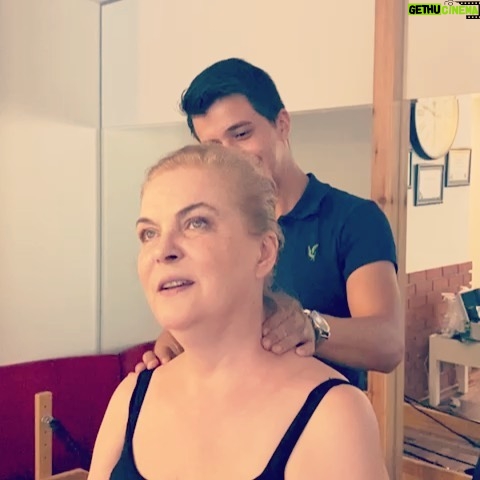 Nurseli İdiz - 1K Likes - Merhabalar, yine güzel bir günde İzmir’in önemli fizyoterapistlerinden biri olan arkadaşım Gökhan’ın @fizyotor isimli fizyoterapi merkezindeyim, inanılmaz şekilde enerjisi ve bilinçli yaptığı terapi sonucu mükemmel rahatladım ve şifa buldum Gökhan’cım sihirli ellerin dert görmesin. Tüm İzmir’de yaşayanlara tavsiye ediyorum. 🌺🙏🏼❤️ @nurseliidiz @elifidiz @fizyotor @neslihan_ant #fizyoterapist #fizyoterapi #sağlık #masaj #şifa #izmir #türkiye #instagram