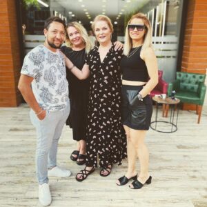 Nurseli İdiz Instagram - Herkese İzmir Bornova’dan mutlu, güzel enerjiler göndermeye devam ediyorum. Bugün de işinde uzman arkadaşım Engin Çekiç’in @newline35 güzellik merkezinde Engin ve ekibinin sihirli dokunuşlarıyla bakımımızı yaptık. İzmir Bornova - Özkanlar yakınında ki hanımlara NEWLİNE güzellik merkezini tavsiye ediyorum. 🌺🙏🏼❤️ @nurseliidiz @newline35 @elifidiz @neslihan_ant #izmir #bornıova #güzellik #güzellikmerkezi #bakım #kuaför #güzellikmekezi