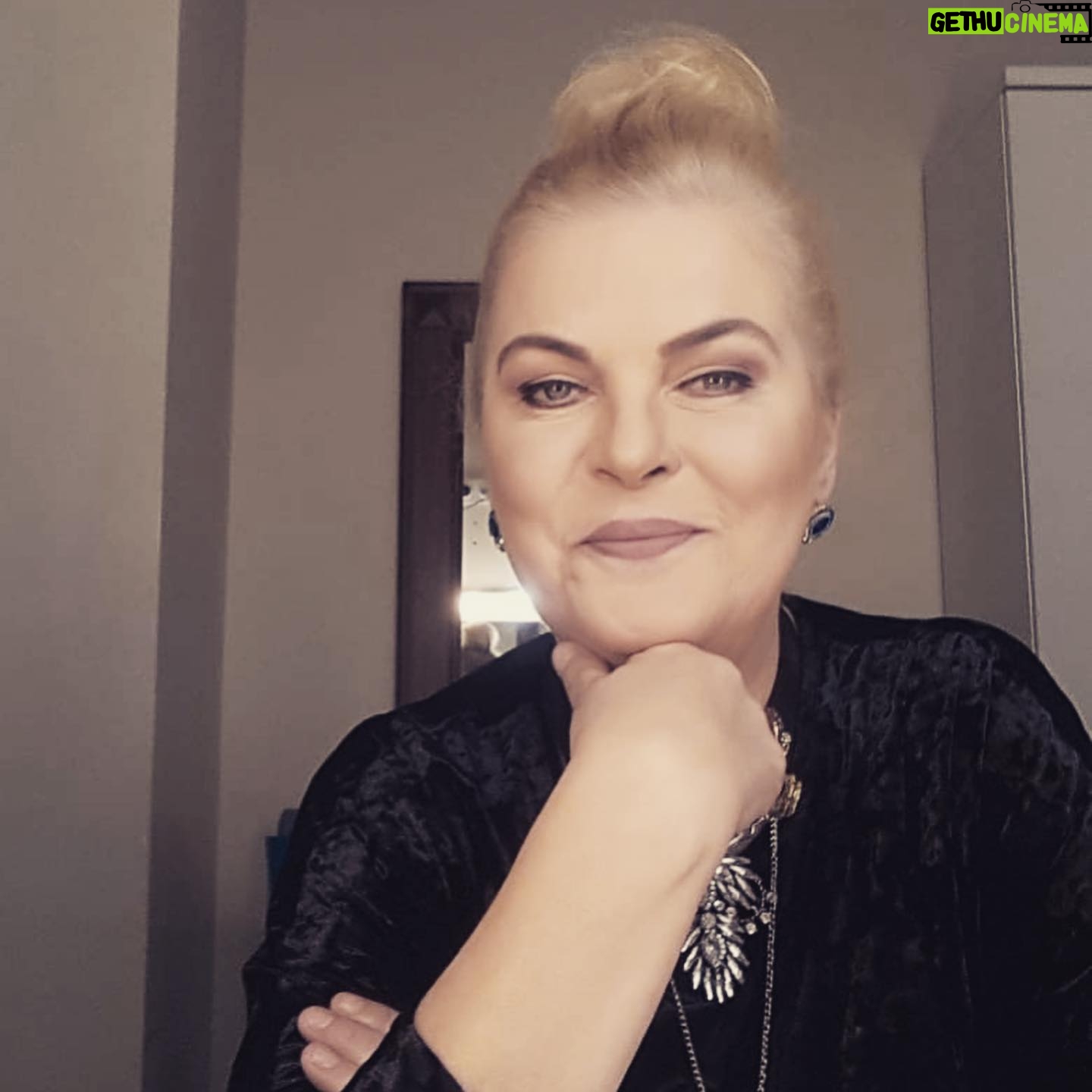 Nurseli İdiz - 1.4K Likes - Merhabalar iyi akşamlar Canlı Masa bu akşam ve her akşam saat: 21:30 da Uçan Kuş Tv’de hepinizi bekliyorum sakın kaçırmayın. 🌺🙏🏼❤️