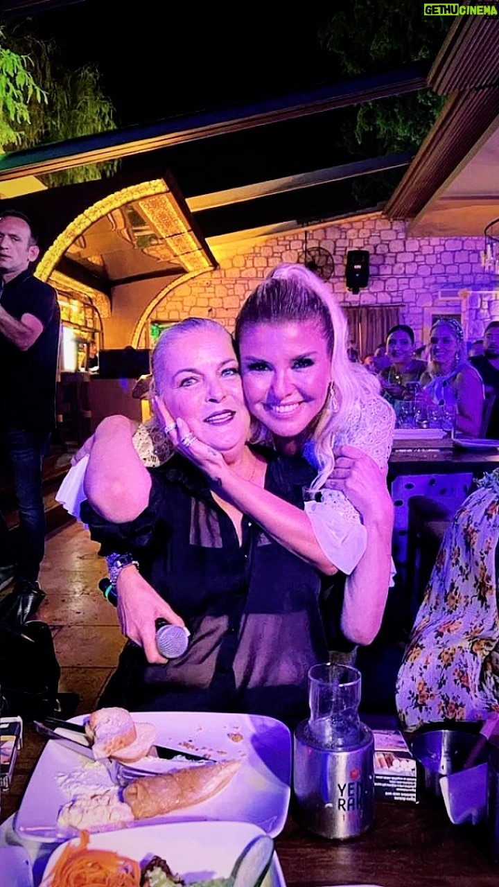 Nurseli İdiz - 5.3K Likes - Canım Dostum, arkadaşım Gülben Ergen’in sahne aldığı Şerefe Alaçatı isimli mekanda unutulmaz bir gece geçirdik. Bu geceyi yaşatan herkese teşekkür ederim.