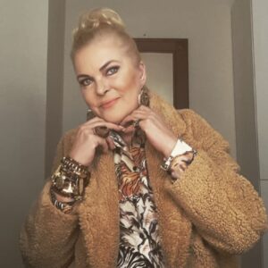 Nurseli İdiz Instagram - Hepinizi I L❤️VE YOU Herkese güzel akşamlar olsun. 20:15 Uçankuş TV’ye bekliyoruz.🌺🙏🏼❤️ @nurseliidiz @elifidiz @nazlihamarat @fari_f.b @ucankustv @sevdaturkusevofficial @ilker_kocc @gokaykalaycioglu