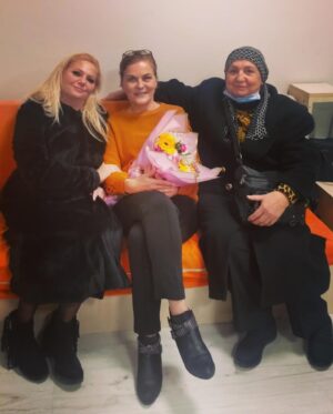 Nurseli İdiz Instagram - Canlarım oyunumuza hoş geldiniz, sefalar getirdiniz. 🙏🏼🫶🏼❤️💐 @elfblmr @muserrefelginer @esrabuer @vildan_hancerr