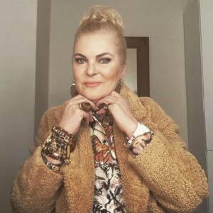 Nurseli İdiz Instagram - Hepinizi I L❤️VE YOU Herkese güzel akşamlar olsun. 20:15 Uçankuş TV’ye bekliyoruz.🌺🙏🏼❤️ @nurseliidiz @elifidiz @nazlihamarat @fari_f.b @ucankustv @sevdaturkusevofficial @ilker_kocc @gokaykalaycioglu
