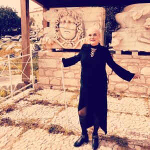 Nurseli İdiz Instagram - Etekler ve Pantolonlar Kadromuzla Didim Aydın’da Apollon Tapınağını ziyaret ettik. @nergiskumbasar @kimyagokce @alitemiz68 @irmakuzun @tiyatroyeditepe @eteklervepantolonlar