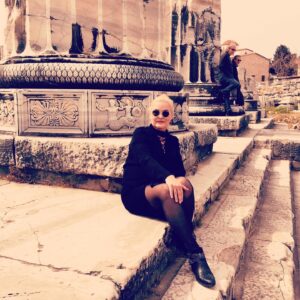 Nurseli İdiz Instagram - Etekler ve Pantolonlar Kadromuzla Didim Aydın’da Apollon Tapınağını ziyaret ettik. @nergiskumbasar @kimyagokce @alitemiz68 @irmakuzun @tiyatroyeditepe @eteklervepantolonlar