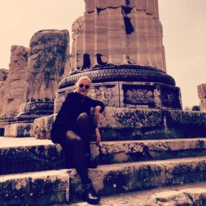 Nurseli İdiz Instagram - Etekler ve Pantolonlar Kadromuzla Didim Aydın’da Apollon Tapınağını ziyaret ettik. @nergiskumbasar @kimyagokce @alitemiz68 @irmakuzun @tiyatroyeditepe @eteklervepantolonlar