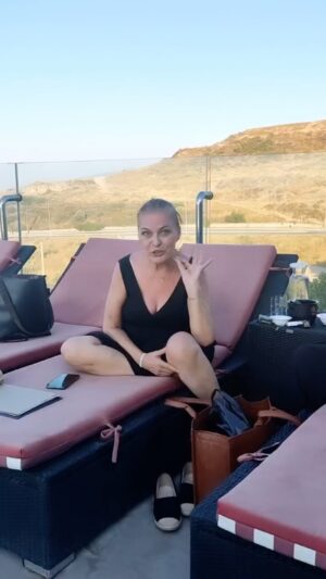 Nurseli İdiz Instagram - Herkese önerim var. Izmir Urla’da @ferushotel Ferush Boutique Hotel’i muhakkak ziyaret edin mükemmel doğası, konforu ve harika hizmet veren personel ekibiyle yazın tercih edilecek Urla’da ki en nezih boutique hotellerden biri diyebilirim. Hepinize tavsiye ediyorum. 🫶🏼🙏🏼💓💓💓