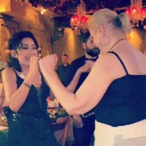 Nurseli İdiz Instagram - Değerli genç müzisyen arkadaşım, Melek Mosso @melekmosso ve orkestra arkadaşlarına bize yaşattıkları müzik ziyafeti için çok teşekkür ediyorum. Ayrıca Medcezir @medcezirizmir isimli İzmir deki mekanın sahiplerine yöneticilerine ve personeline misafirperverlikleri ve yakın ilgileri için candan teşekkür ediyorum. Gerçek müziğin izlerini ve hislerini asla unutturmayan tüm müzisyenlere saygı ve sevgilerimi sunuyorum. 🙏🏼❤️🌺 @nurseliidiz @melekmosso @elifidiz @cem_idiz @neslihan_ant @ilhanbalamur @medcezirizmir #müzik #müzikkutusu #sanat #sanatetkinligi #sahne