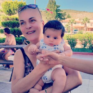 Nurseli İdiz Instagram - Dostlarla, güzel bir Pazar günü geçirmek çok keyifli oldu. Bebek sevme hasretimi de minik tatlı İlhan Demir’in enerjisi ile tazeledim. 🫶🏼🙏🏼❤️😘