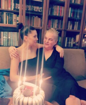 Nurseli İdiz Instagram - Canım kızım Elif’im dünyada ki tek varlığım, iyi ki senin gibi bir evlada sahibim Allah seni hiç bir zaman yanı başımdan eksik etmesin. İyi ki doğdun iyi ki varsın güzel kızım. Doğum günün kutlu olsun. 💕🌸🙏🏼 @elifidiz @cem_idiz