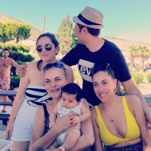 Nurseli İdiz Instagram - Dostlarla, güzel bir Pazar günü geçirmek çok keyifli oldu. Bebek sevme hasretimi de minik tatlı İlhan Demir’in enerjisi ile tazeledim. 🫶🏼🙏🏼❤️😘