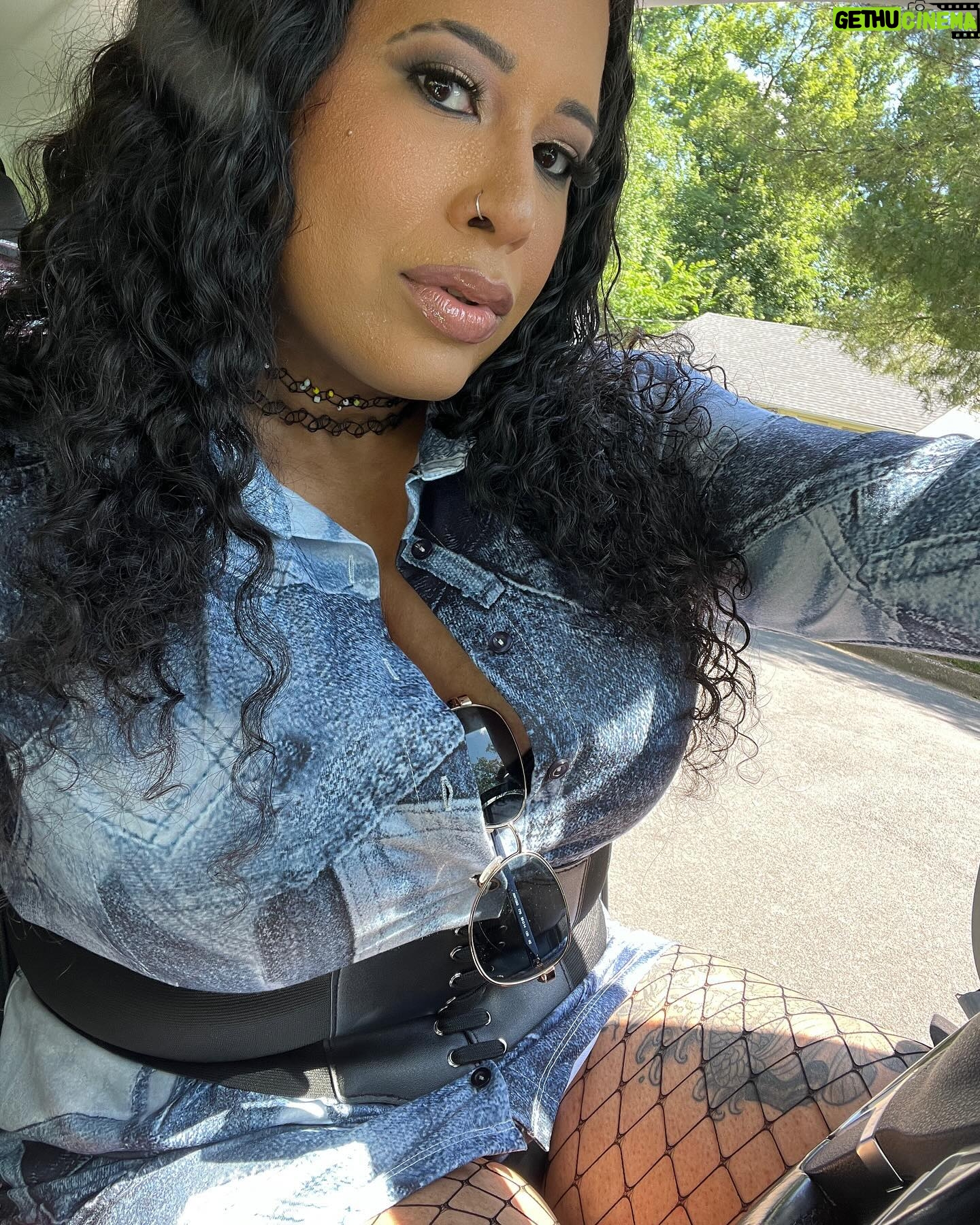 Nyla Rose - 1.2K Likes - Get in loser, we goin Dynamitin! 💋