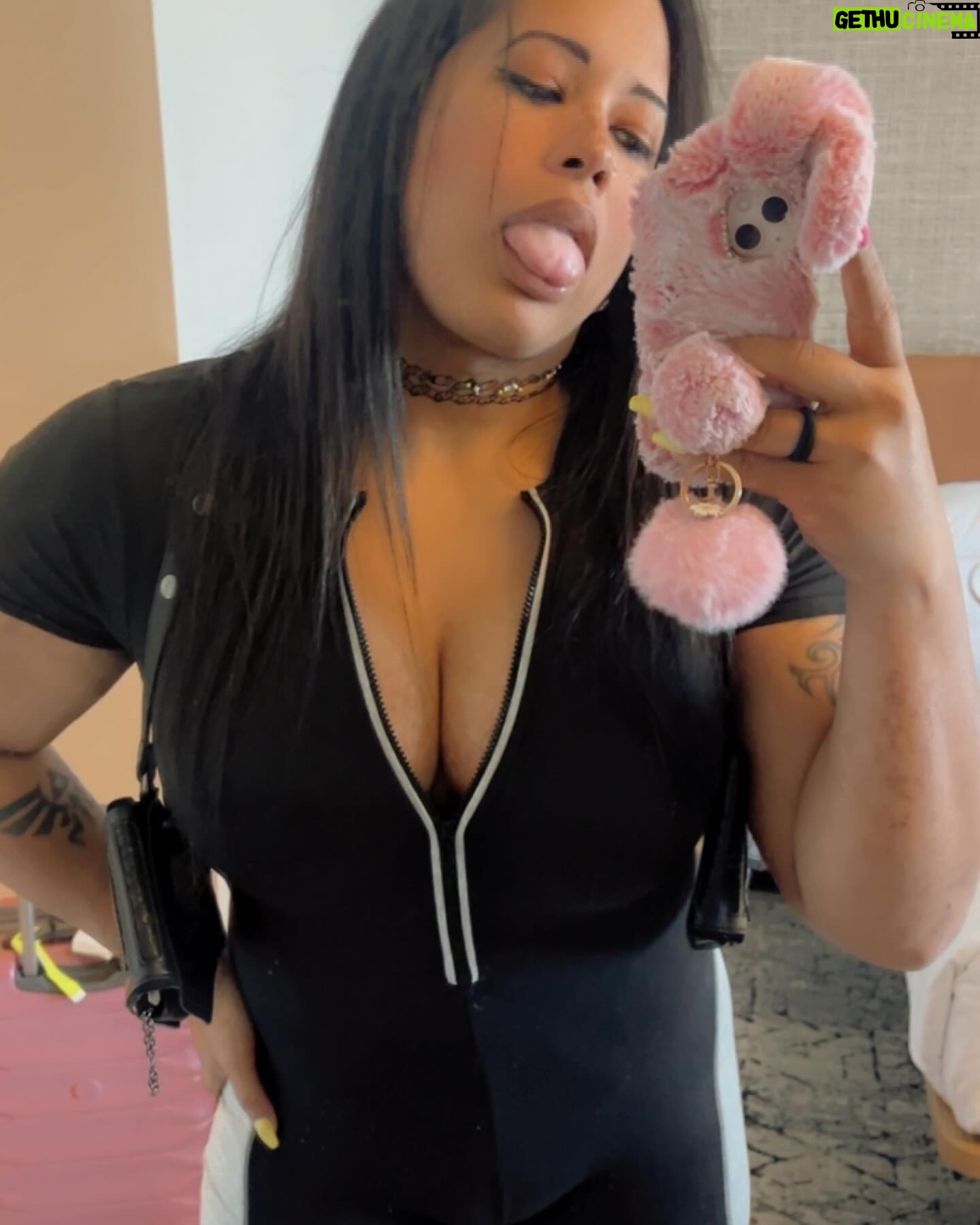Nyla Rose - 0.9K Likes - Peep the shoooooes
New boot goofin! Thank you to J for my gengar 1’s 😂😂 from gearanime_official 😍😍😍 now I need the rest!!