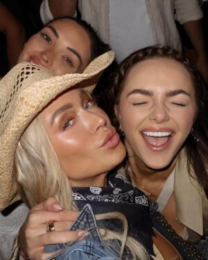 Oana Gregory Instagram - Day 1 @stagecoach 2024 🤠