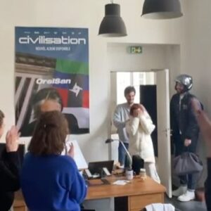 Océane Colom Instagram - Avant de vous raconter la suite, je me devais de vous partager cette surprise qui a bouleversé ma journée … 
TOÏ TOÏ est disque d’or 🍾
Merci à tous ceux qui ont fait vivre cet album, big up spécial à @valentinmarso de l’avoir conçu avec moi, tellement hâte de vous confier le prochain, 50 000 mercis au public qui me soutient 🙏🏻

@3emebureau 
@w_spectacle 
@faubourg26 
@simon_nodet 
@poallwhite 
@gabrielkda 
@eliselecomte 
@_labab_ 
@clarissebalencie 
@yumanei 
@paulkraz 
@rmarjault 
@berrefrancoisle 
@clarasmal 
@capriciateglia 
@juliaronget
@katparolo 
@lestudioms 
@francesco.papaleo.music 
@viktorvondaphodil 
@tom.fire 
@jponfire 
@unregisseur 
@dorianjollet
@alexgopher 
@nkf_trackbastardz 
@teme_tan 
@feder.music 
@grandcorpsmaladeoff