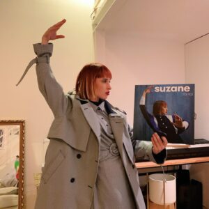 Océane Colom Instagram - Les premières chansons de cet album sont nées sur un coin d’addition et aujourd’hui elles sont toutes réunies sur ce disque, le premier, Toï Toï ..
L’histoire a commencé le jour où j’ai osé écrire ces textes qui me réveillaient la nuit ..
Ce n’était plus un rêve, c’était urgent. 
Toï Toï c’est un portrait du monde dans lequel je vis, c’est ma quête de liberté face aux diktats, c’est une envie profonde de franchir les barrières et de lâcher prise, c’est des bouts de mon quotidien et de ceux qui en font partie 
Je brûlais d’écrire cet album depuis longtemps, aujourd’hui c’est à vous d’écrire son histoire ..