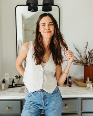 Odette Annable Instagram - @odetteannable and I met years ago and I’ve long been a fan of her work—but I’m JUST as inspired by her vulnerability and the way she invites others to show up authentically. On her morning routine:

“I’m going to be honest here. I fluctuate from being ‘on’ and ‘way off’ consistently. One of my goals for 2024 is to try some more consistent discipline. In an ideal world, I would wake up before the kids around 5:30 am. Drink a tall glass of chlorophyll water, meditate, and get a workout in. Either yoga or pilates. Make my to-do list for the day, drink my tea, and crush. Unfortunately, I have yet to make that a consistent routine. Here’s to accountability this year and not being too hard on yourself if you slip. You can always start again.”

Swipe for her realistic morning routine, daily uniform, and read our full interview at the link in bio.