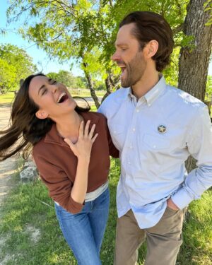 Odette Annable Instagram - It’s WALKER WEDNESDAY Y’ALL! Just #cordri over here horsin’ around. See you tonight @thecwwalker 8/7c. @jaredpadalecki 🤠
