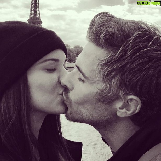 Odette Annable Instagram - I just went back to as far as my phone would let me and I pulled the first photos of us together in my favorites folder, and I smiled at what I saw 🫶🏽 We’ve been at this for a very long time my love. I am so proud of us. The last photo still remains my favorite, mostly because it just never would have happened back in high school, but my GOD am I glad it all worked out. ♥️ @dave_annable