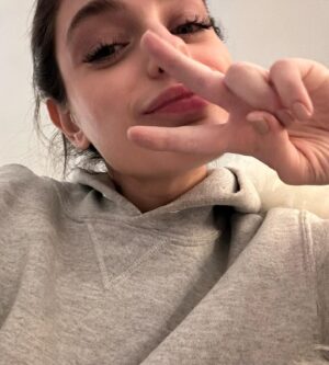 Odeya Rush Instagram - Thanks for having me last night @vanityfair  peace and love :D !!