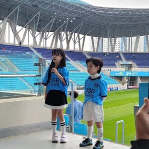 Oh Ji-yul Instagram - #K리그 #쿠플픽 #하프타임쇼 #오지율 #아역배우 
.
.

이용래 선수님의 아들 이로한 군
오승훈 선수님의 아들 오승연 군과의 #하프타임쇼 #인터뷰.

처음 도전해 보는 #리포터 지율🎤

.
.

#K리그 #쿠플픽 #대구FC #대구은행 #대구은행파크축구장 #대팍
#더글로리 #TheGlory #Netflix  #하예솔 #아역배우 #mlbkids