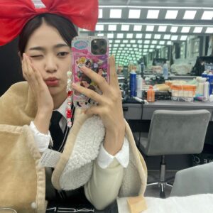 Oh Se-eun Instagram - 나의 봄 여름 가을 겨울 함께 했던 피라미드 게임🔺

재형이를 연기하면서 정말 많이 행복했어요🥹
부족한 제가 매력 넘치는 재형이를 다 담아내지 못해서
속상할때도 많았답니다••
그때마다 옆에서 많이 도와주고 좋은 말 해줬던 언니들!
그리고 피겜의 어머니, 소연 감독님 🫶
현장에서 잠도 못자고 더위와 추위를 함께했던 모든 스탭 언니,오빠분들께  감사 인사 드립니다!
덕분에 피라미드 게임을 촬영 하면서 많이 배우고 많이 성장 했습니다!
마지막으로 좋은 사람들과 함께 만든 피라미드 게임 많이 사랑해주셔서 감사합니다🤍🫶

그럼 이제 진짜 마지막 피라미드 게임, 종료 할게🔺