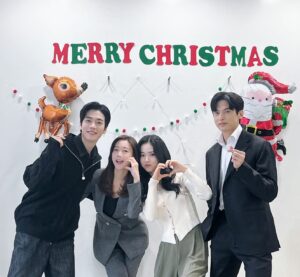 Oh Seung-ah Instagram - -

크리스마스엔 역시 촬영이지..🤣🎄🎄
일복이 넘치는 2023년..!! 
< 세번째 결혼 > 팀 화이팅팅!!🥰🧡❤️

#merrychristmas🎄 #세번째결혼 #촬영중🎬 
#윤선우 #오승아 #문지후 #오세영 #달리자달려🤭