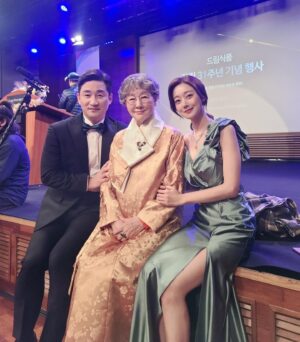Oh Seung-ah Instagram - -

배우생활을 거의 처음하면서 함께했던 선생님,선배님과 다시 함께하게되서 정말 영광이고 감사합니다🥰
사랑하고 존경하는 반효정선생님, 전노민선배님과 함께❤️

( 2017년도 첫주인공을 맡았을 때 함께했던 반효정선생님과 이칸희선배님..💕 시간이 참 빠르게 흐르네요..! 이번작품에서도 함께 할 수 있어서 행복합니다🧡언제나 건강하시길..🙏🏻❤️)