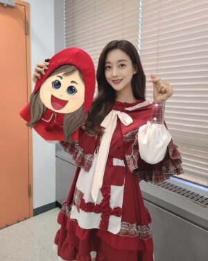 Oh Seung-ah Instagram - -

짠🤭❤️
오늘 복면가왕 ‘ 빨간모자 ’ 정체는 바로 저였습니다💕💕
맞추신 분들 계신가요..? 
우리 지숙이도 그리고 진화쌤도 함께해서 
정말 즐겁고 행복하게 노래불렀던 것 같아요🧡❤️
노래.. 너무 오랜만에 불러서 부족했지만.. 
즐거웠던 촬영이였습니다 💕💕