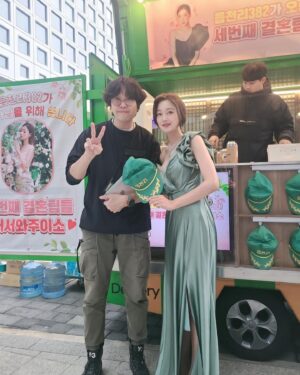 Oh Seung-ah Instagram - -

사랑하는 울 영원한가족 노글이..🌈
이렇게 감동주기 있다구..?🥹🩵🤍
창립기념회 촬영날 맞춰서 깜짝 커피차 선물도 보내주고..🧡❤️
레인보우파랑이 알라뷰😘 
< with 우리 드라마 대장이신 이재진감독님과도 한컷😎🤟🏻>

( 방송 나가고 올려야되서 .. 계속 기다렸당.. 올리고싶어 죽는줄 알았넹🤣🤣 고맙고 사랑해❤️)